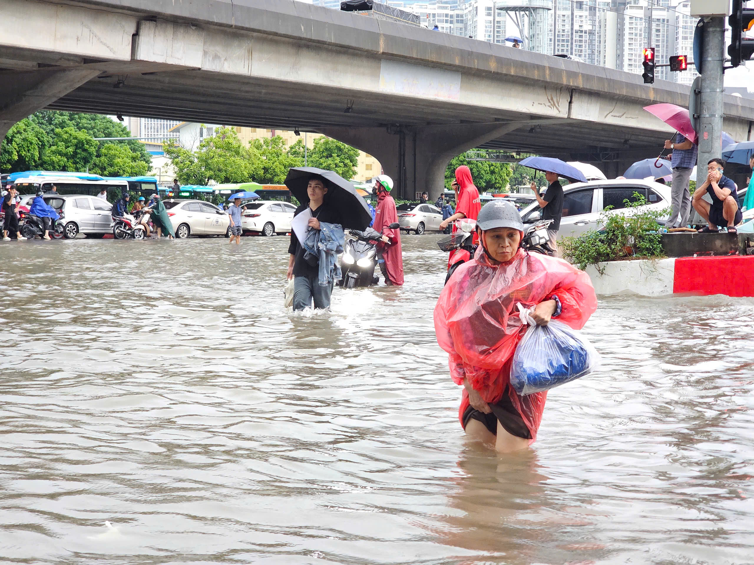 z70662287003683c49b8cfc669d3d8a71ecc259d7f561d-17875453145331658804619 Hà Nội giảm điểm ngập sau mưa lớn, chuyên gia cảnh báo chưa thể chủ quan- Ảnh 1.