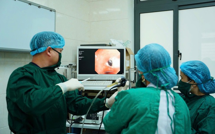 Nuốt viên thuốc còn nguyên vỏ, bệnh nhân phải nhập viện phẫu thuật nội soi gắp dị vật  - Ảnh 4.