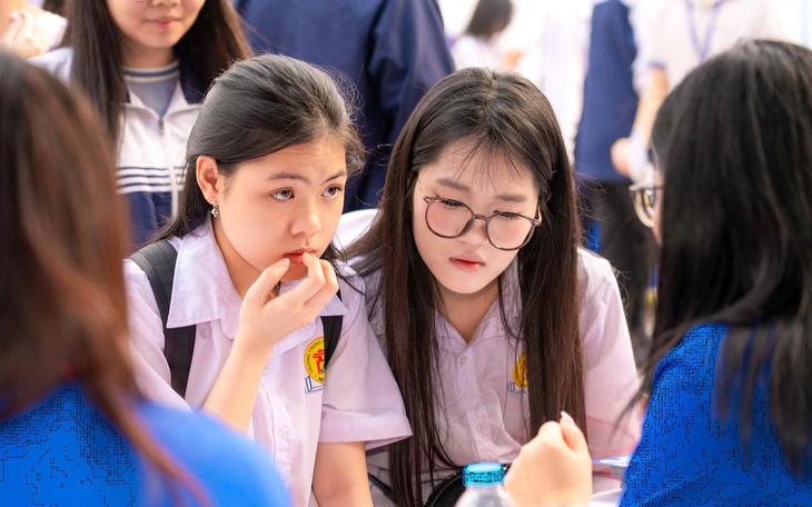Sĩ tử chờ công bố điểm chuẩn đại học năm 2026.