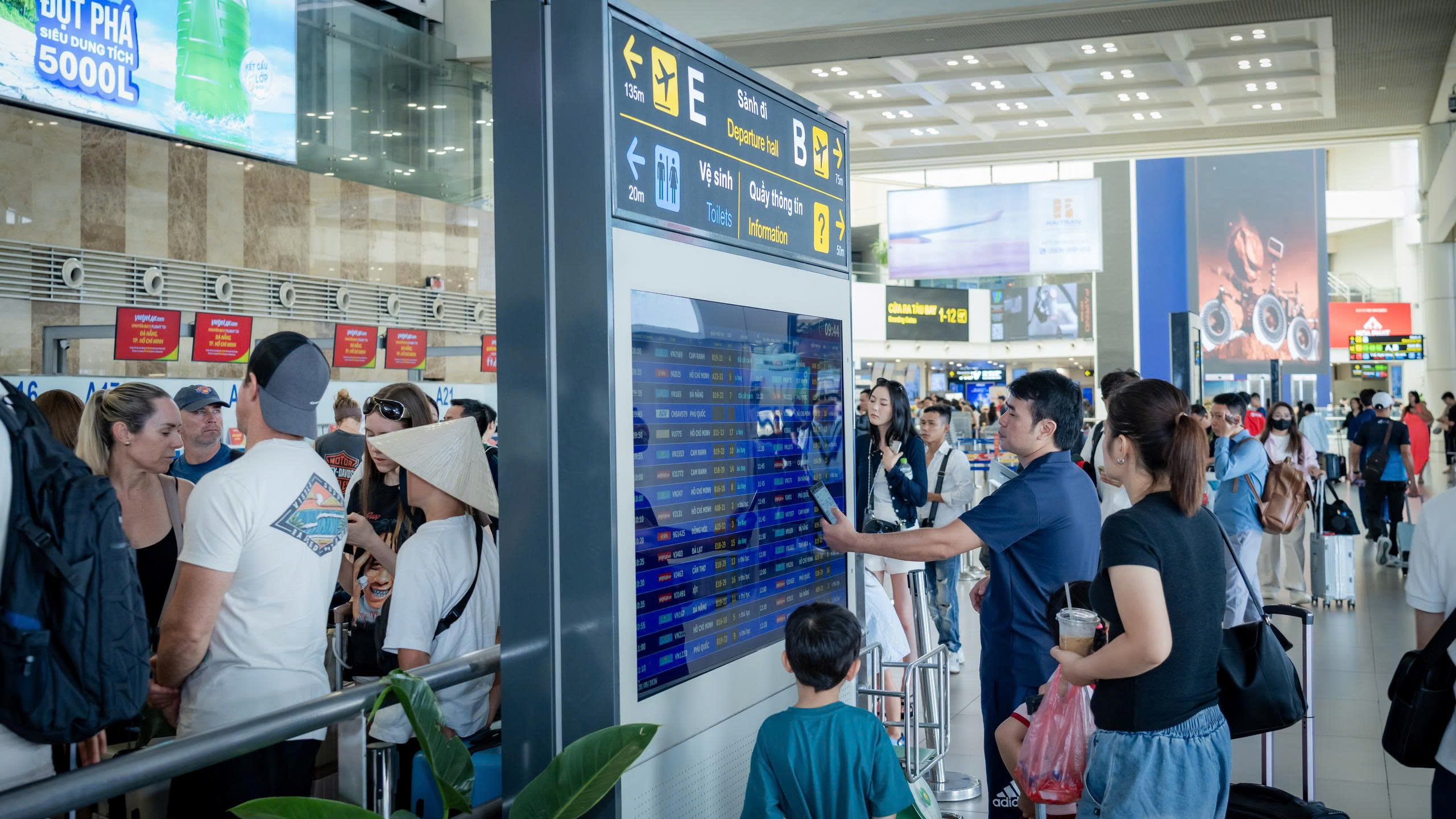 z8203430756560f72dd17fd70c4a13fad6d8e84058bbf7-17879151969041577154021 Sân bay Nội Bài trước kỳ nghỉ lễ 2/9 - Ảnh 2.