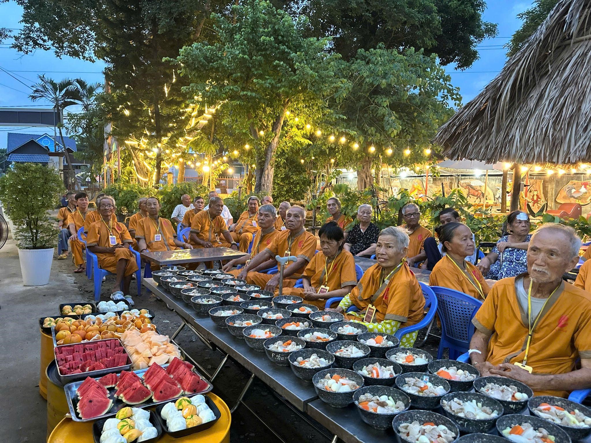 Bữa ăn Vu Lan: 2.000 suất ấm cho người cao tuổi và trẻ em từ Quỹ Vầng Trăng Khuyết
