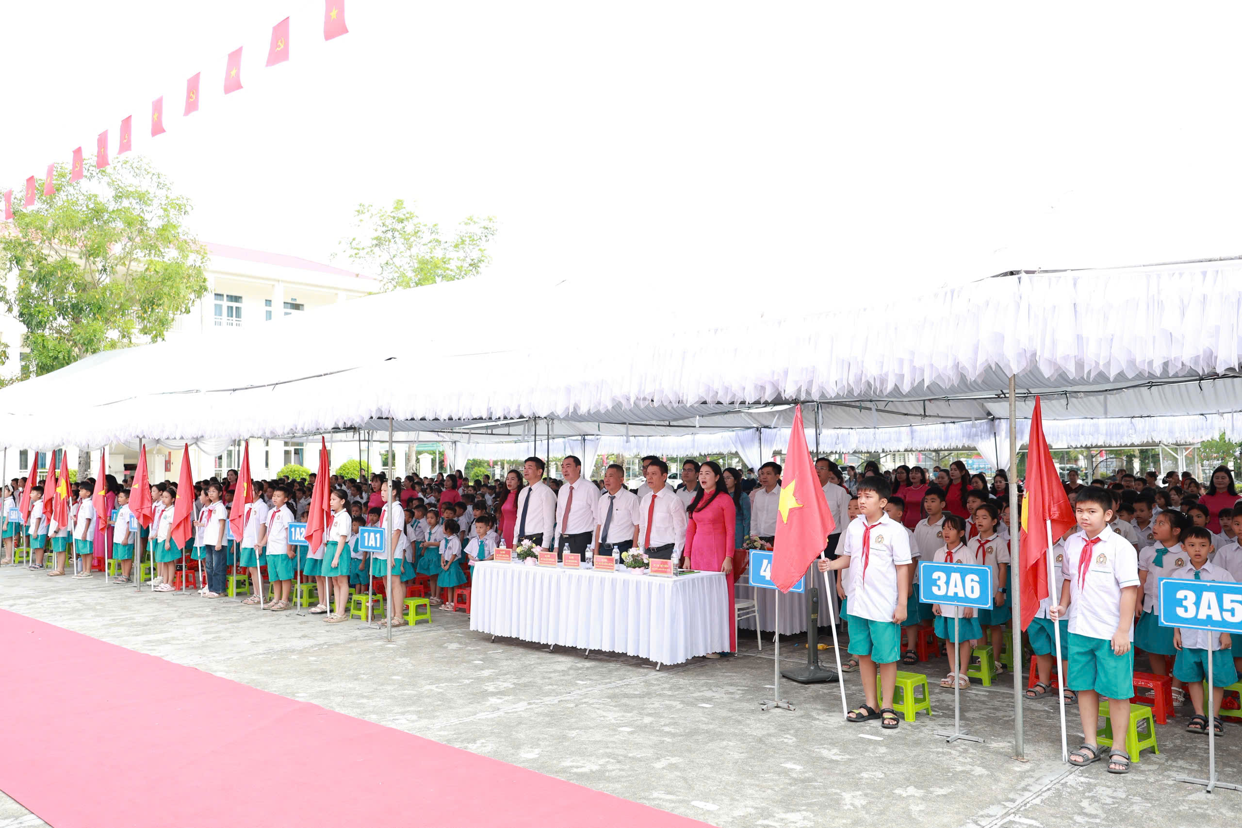 10-178858454792970994164 Rộn ràng ngày khai giảng của gần 372.000 học sinh Quảng Ninh - Ảnh 5.