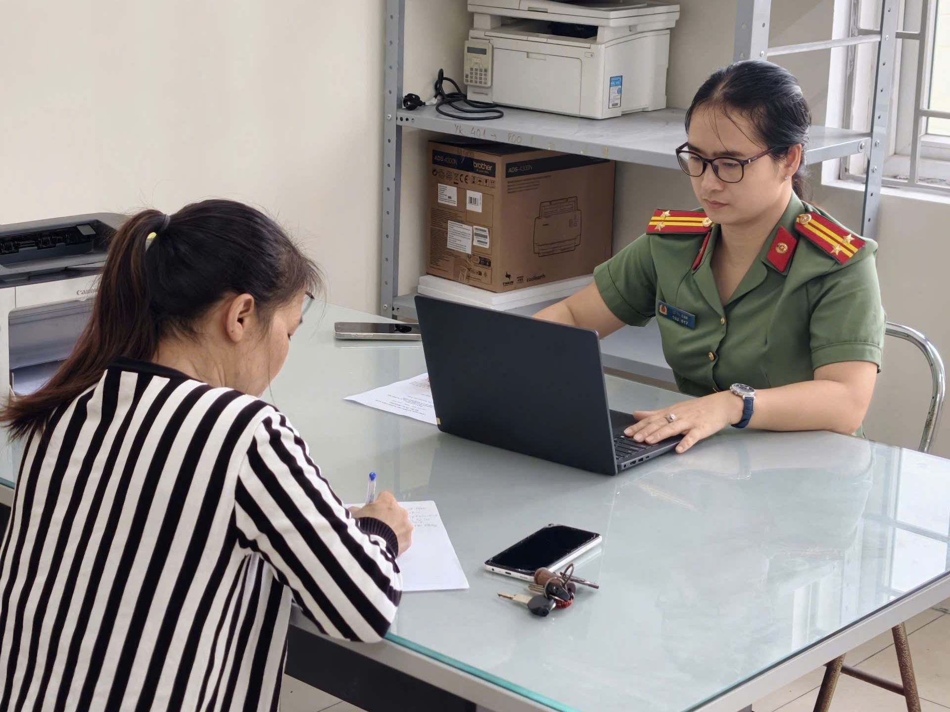 Bình luận kỳ thị thu hút sự chú ý của cơ quan chức năng. Cảnh Báo Bình Luận Kỳ Thị Trên Mạng Xã Hội - Ảnh 1