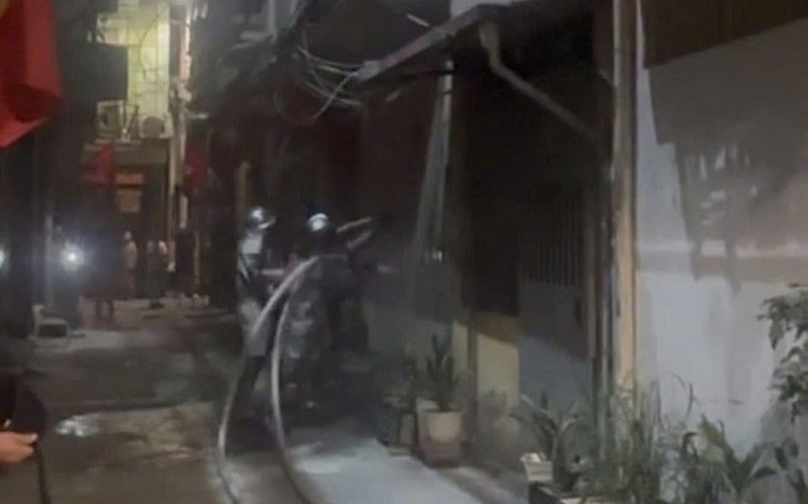 Bác sĩ khẩn trương cứu hai người trong vụ cháy nhà ở Khánh Hòa- Ảnh 3.