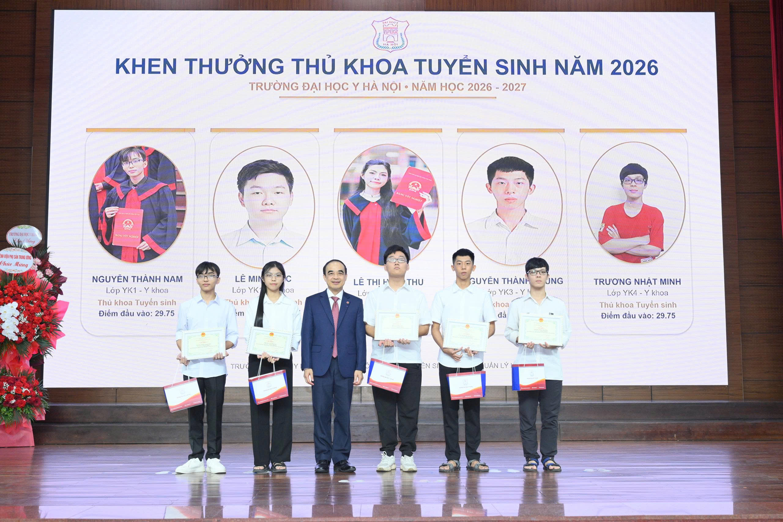 3-17885858179711824885505 Hiệu trưởng nhắn nhủ tân sinh viên: Chăm chỉ và chủ động là 'phép màu' giúp các em thành công- Ảnh 4.