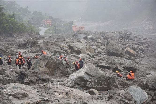 Cấp Bách Giải Cứu 900 Người Có Thể Bị Kẹt Trong Các Hầm Thủy Điện Nepal