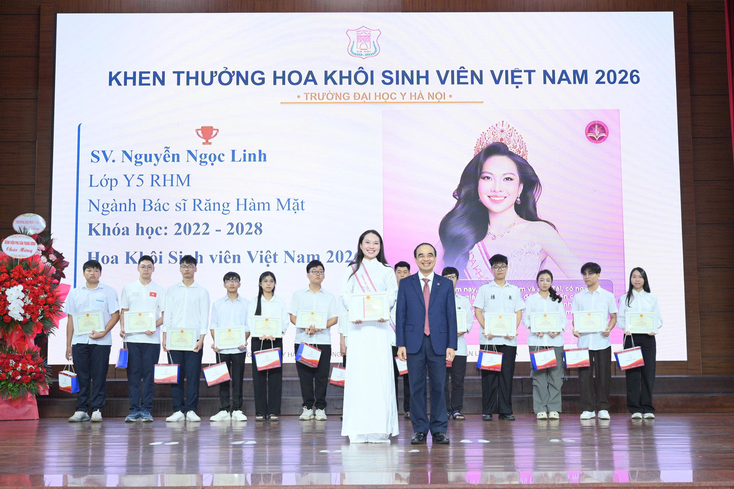 5-1788585817996270618216 Hiệu trưởng nhắn nhủ tân sinh viên: Chăm chỉ và chủ động là 'phép màu' giúp các em thành công- Ảnh 6.