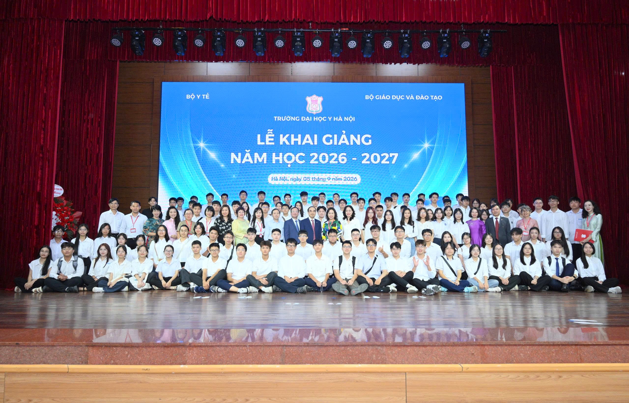 6-17885855487641887281171 Hiệu trưởng nhắn nhủ tân sinh viên: Chăm chỉ và chủ động là 'phép màu' giúp các em thành công- Ảnh 1.