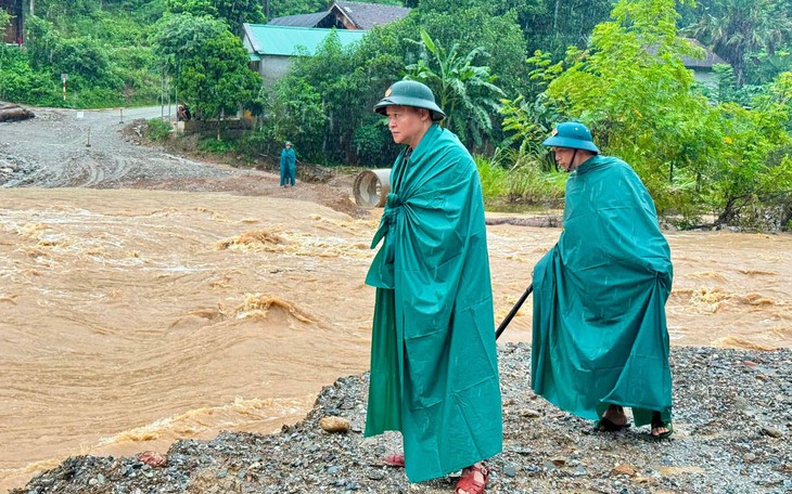 Hạ thủy thuyền phục vụ người dân qua sông sau lũ  - Ảnh 4.
