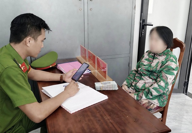 79226295114880632033546926636791339722214074n-17885144386051718171661 Người phụ nữ gom vàng tích góp đi bán sau cuộc gọi giả danh công an- Ảnh 1.
