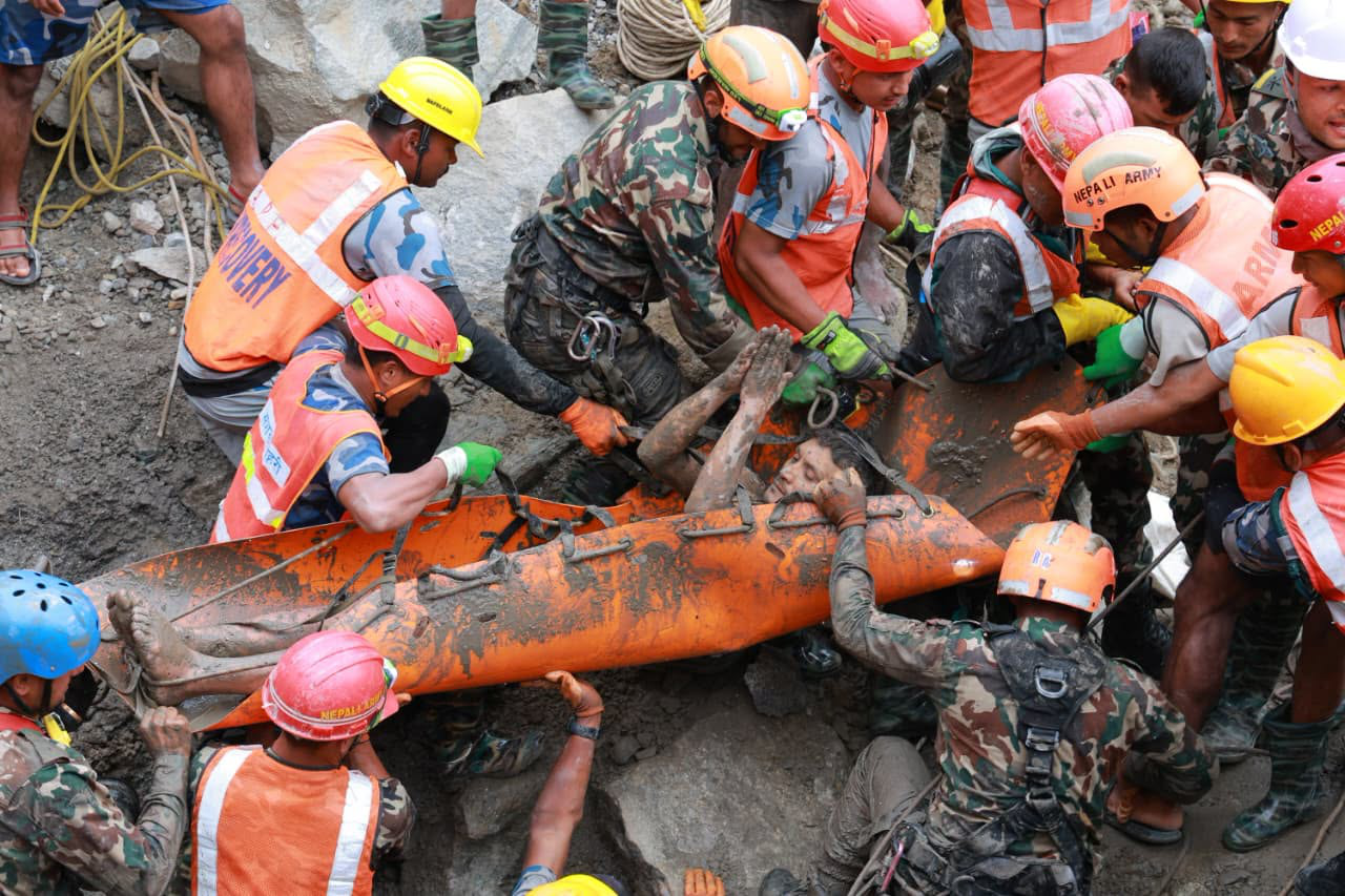79291061422495142258900181140829899089288609n-17885180462961994175381 Nepal: 2 công nhân sống sót thần kỳ sau 9 ngày kẹt trong hầm do lũ quét- Ảnh 2.