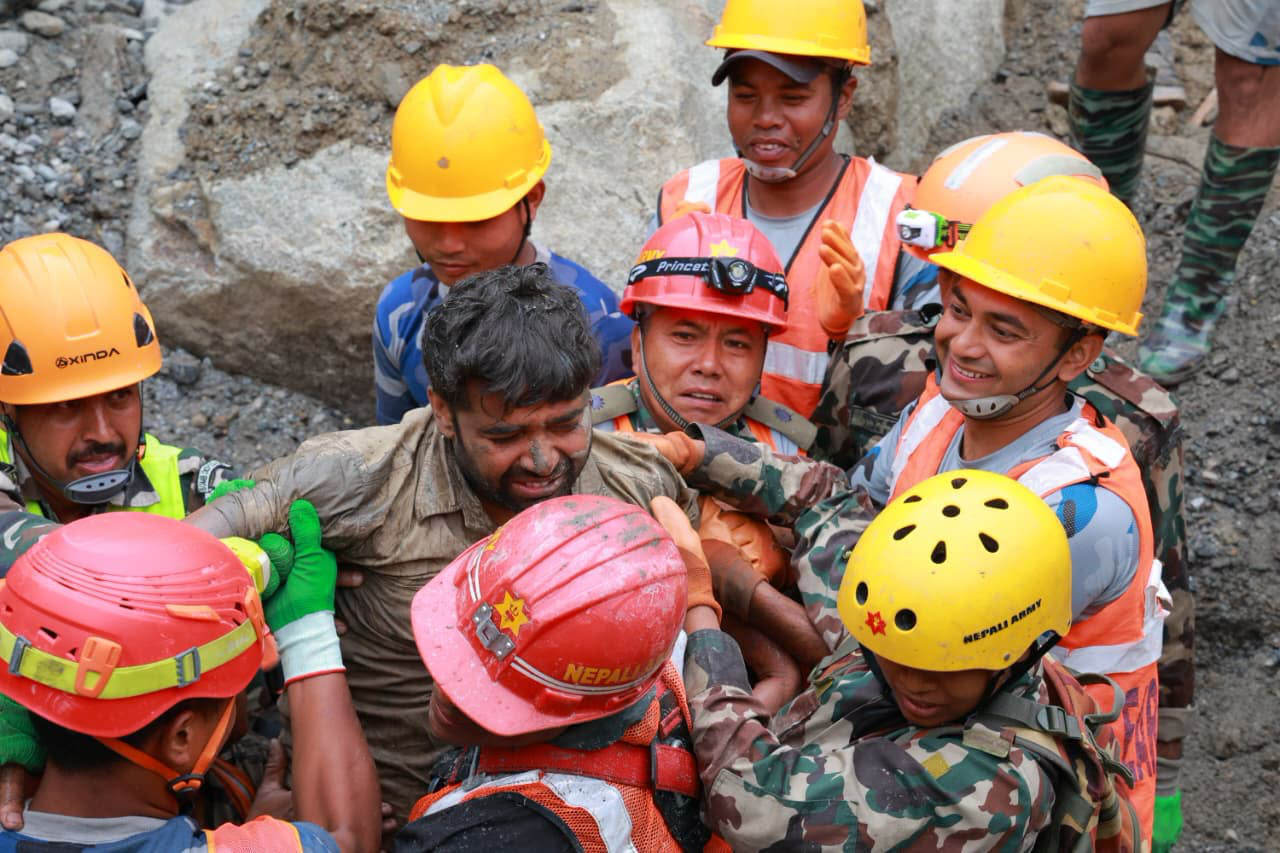794097317217477257975159659790148744205309n-17885179332101297483545 Nepal: 2 công nhân sống sót thần kỳ sau 9 ngày kẹt trong hầm do lũ quét- Ảnh 1.