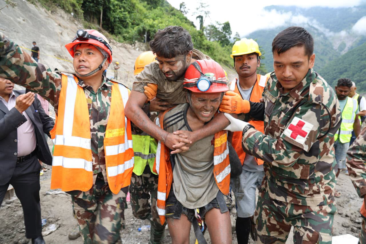 79432810716040463413830513780990007859918898n-17885177805941779753184 Nepal: 2 công nhân sống sót thần kỳ sau 9 ngày kẹt trong hầm do lũ quét- Ảnh 3.