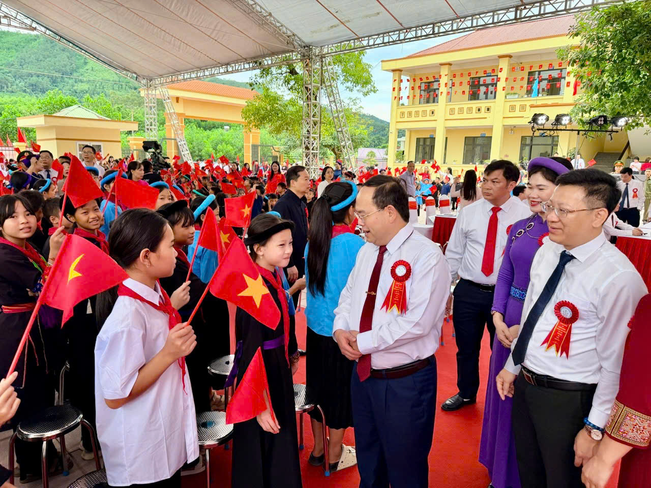 8-1788584117579521370478 Rộn ràng ngày khai giảng của gần 372.000 học sinh Quảng Ninh - Ảnh 1.