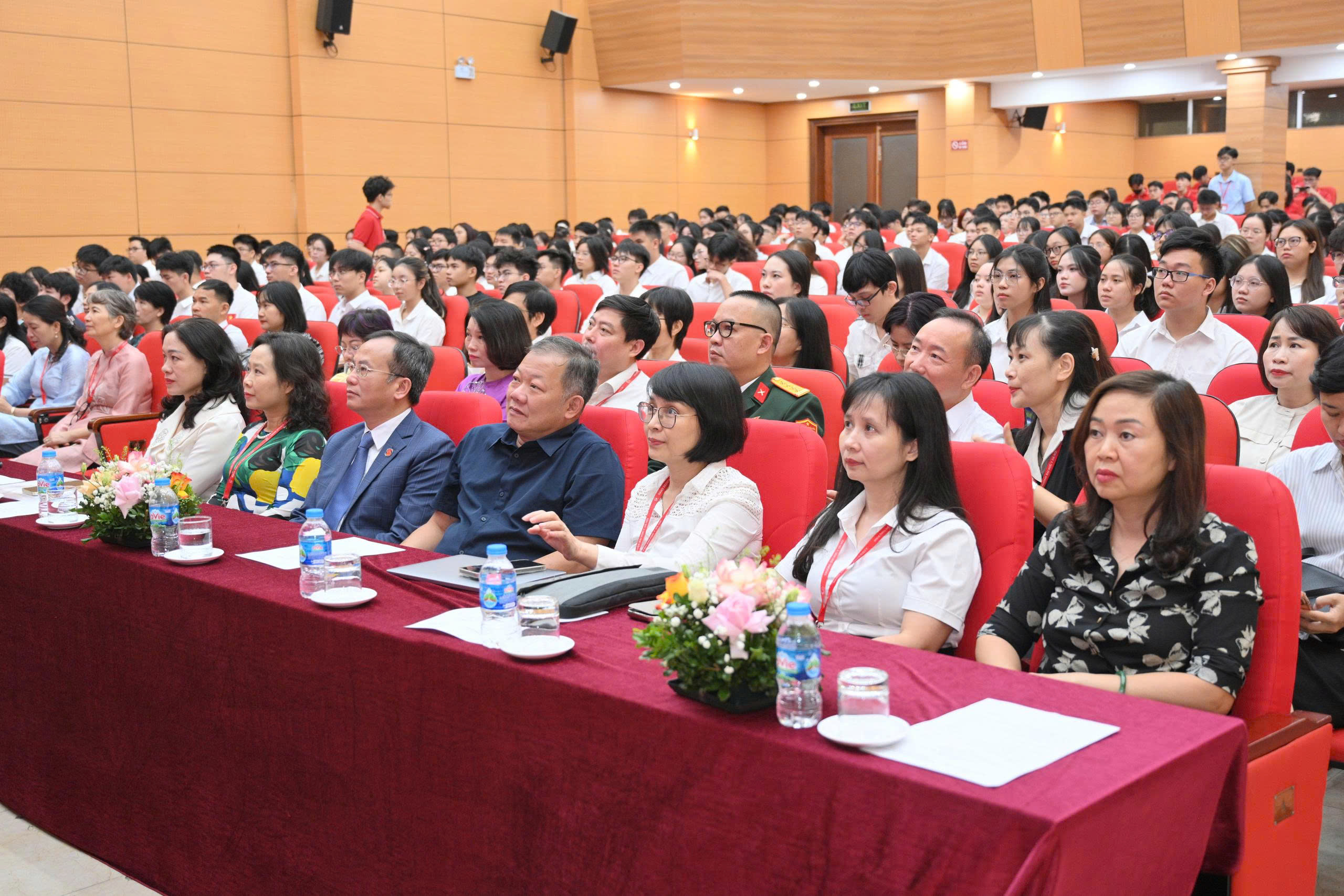 8-17885856427411190709253 Hiệu trưởng nhắn nhủ tân sinh viên: Chăm chỉ và chủ động là 'phép màu' giúp các em thành công- Ảnh 2.