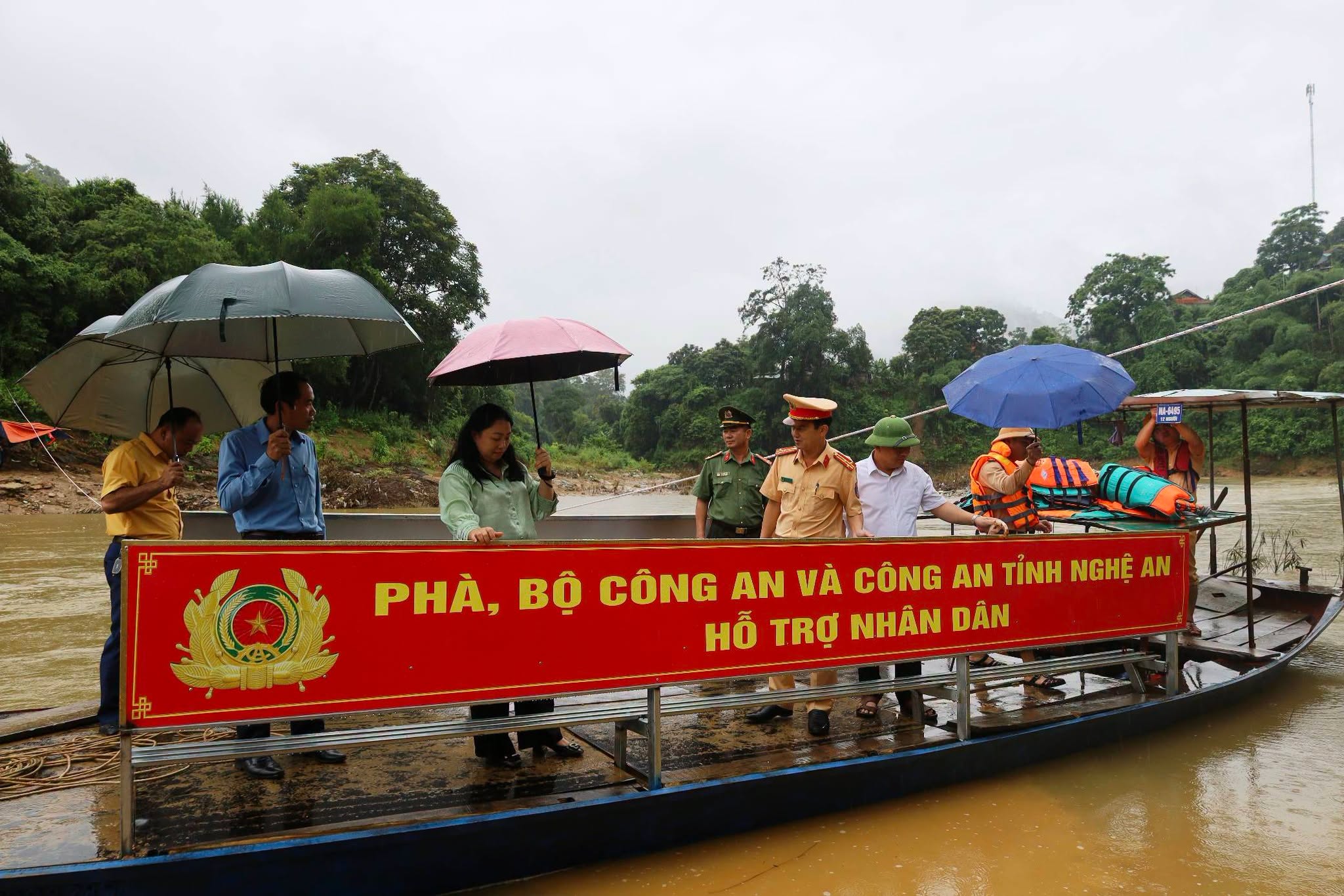 Nghệ An hạ thủy thuyền tạm thời nối giao thông cho xã Yên Hòa sau lũ