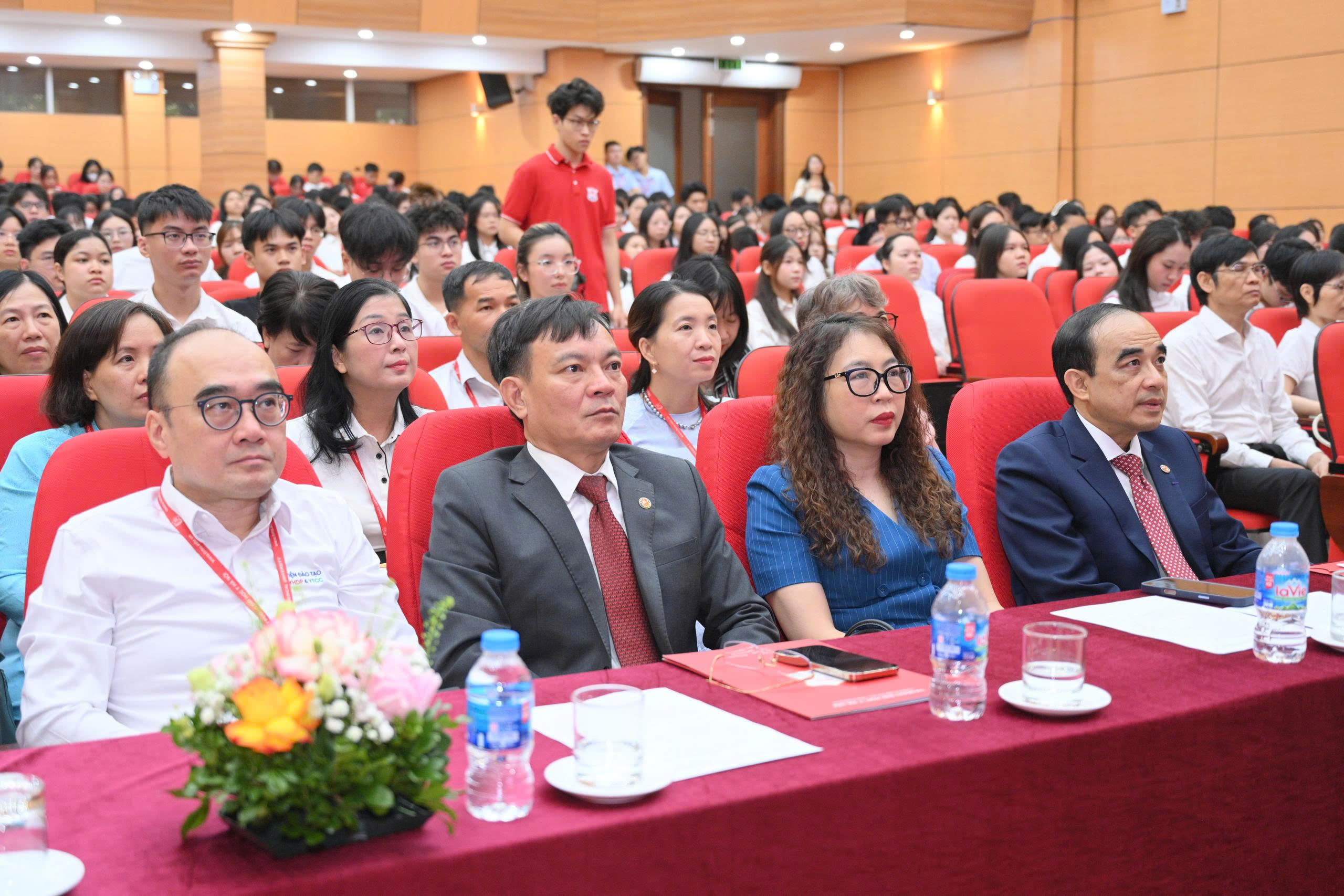 9-17885856427511071305788 Hiệu trưởng nhắn nhủ tân sinh viên: Chăm chỉ và chủ động là 'phép màu' giúp các em thành công- Ảnh 3.