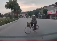 Khi ‘câu view’ đổi thành mối nguy: nhìn nhận hành vi quay clip lái xe không đội mũ
