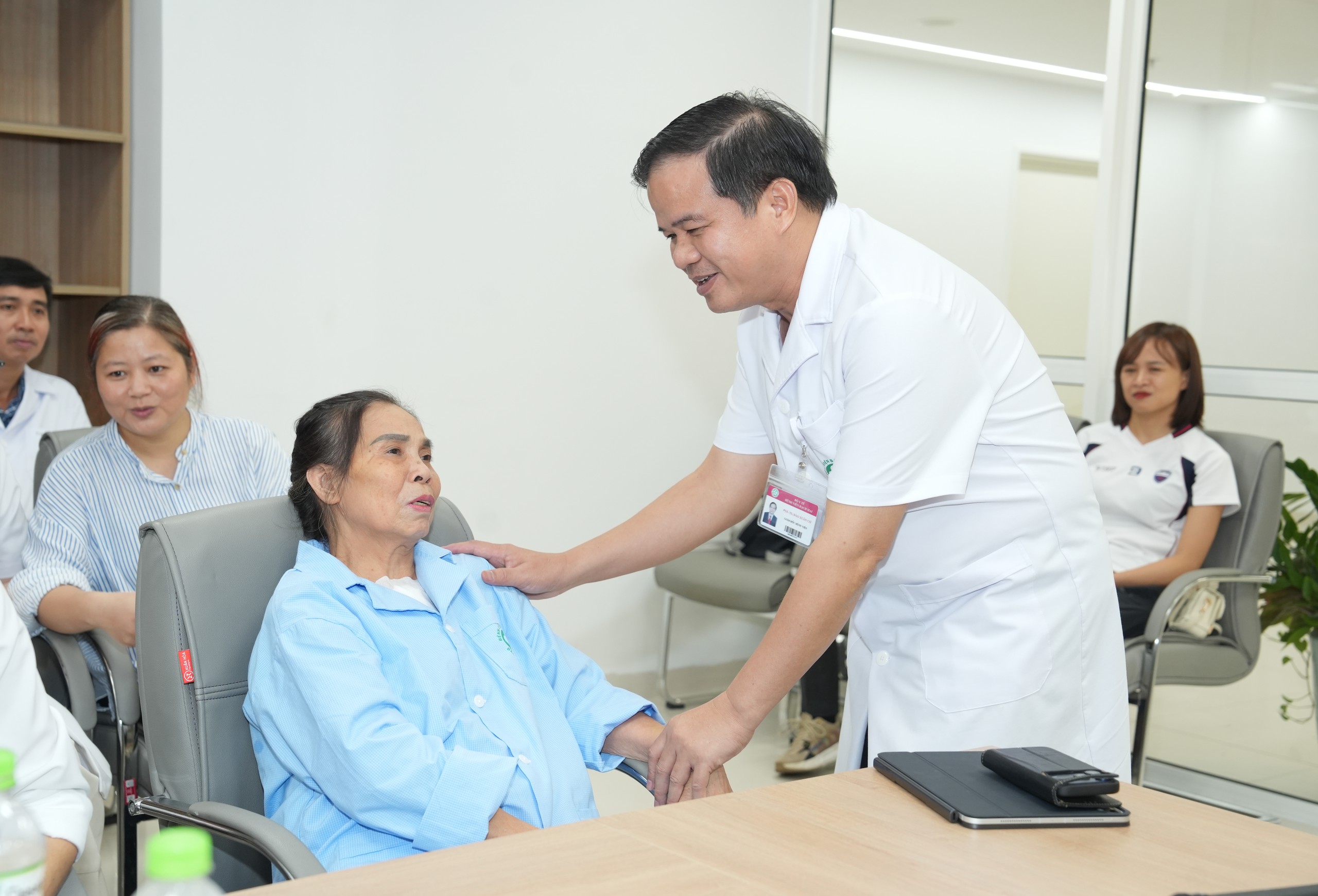 Hai ca tim thách thức: từ phẫu thuật cấp cứu đến trái tim được trao