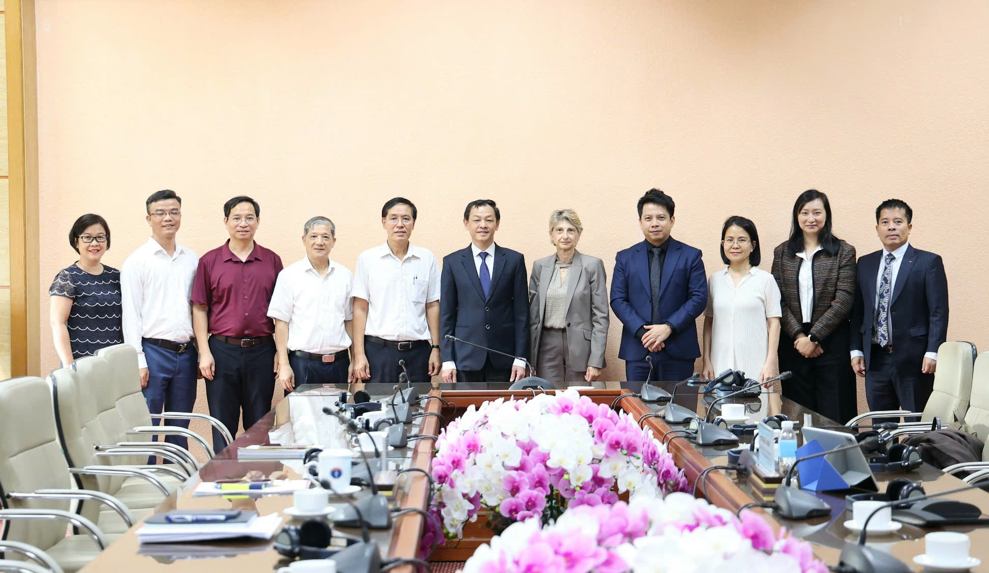 anh-thuc-9999-17889399831191859605195 Thứ trưởng Bộ Y tế Nguyễn Tri Thức làm việc với đoàn cấp cao Công ty Medtronic- Ảnh 3.