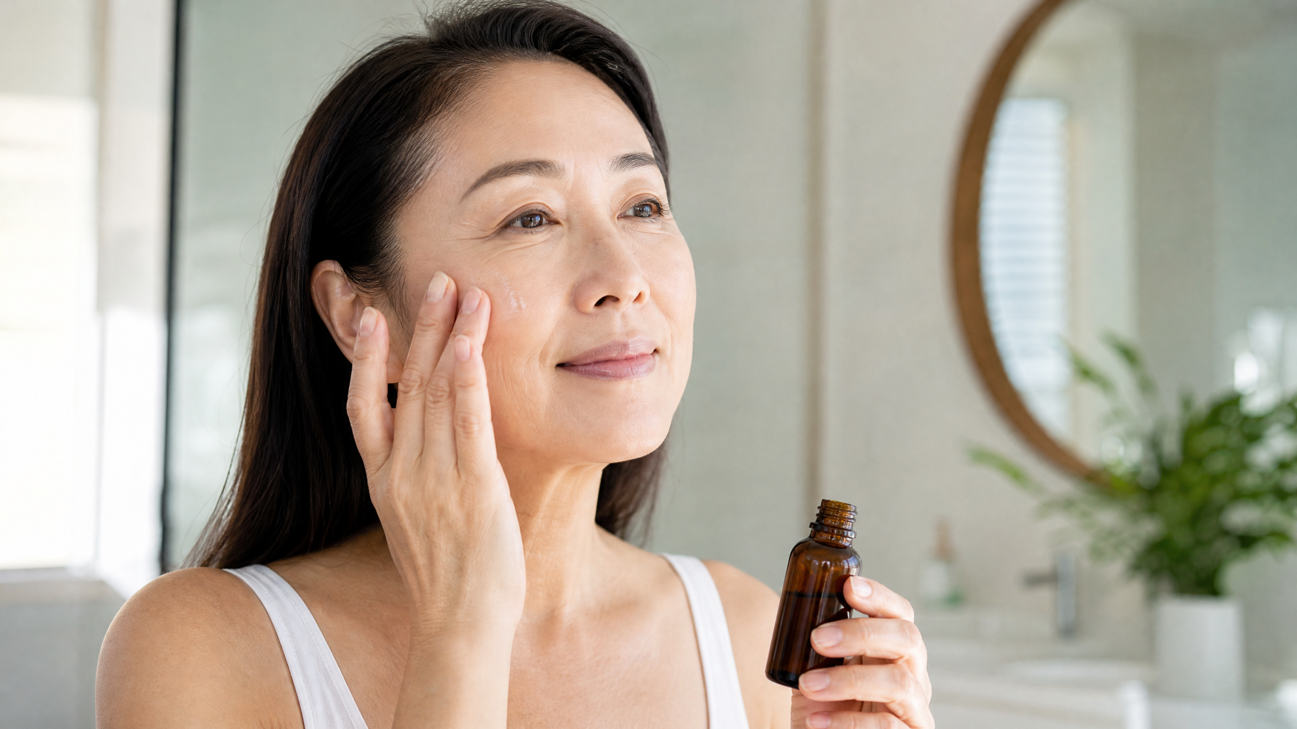 asianwomanapplyingvitamincmorning-17883131581061821597135 7 thói quen buổi sáng giúp bảo vệ làn da ở tuổi trung niên - Ảnh 1.