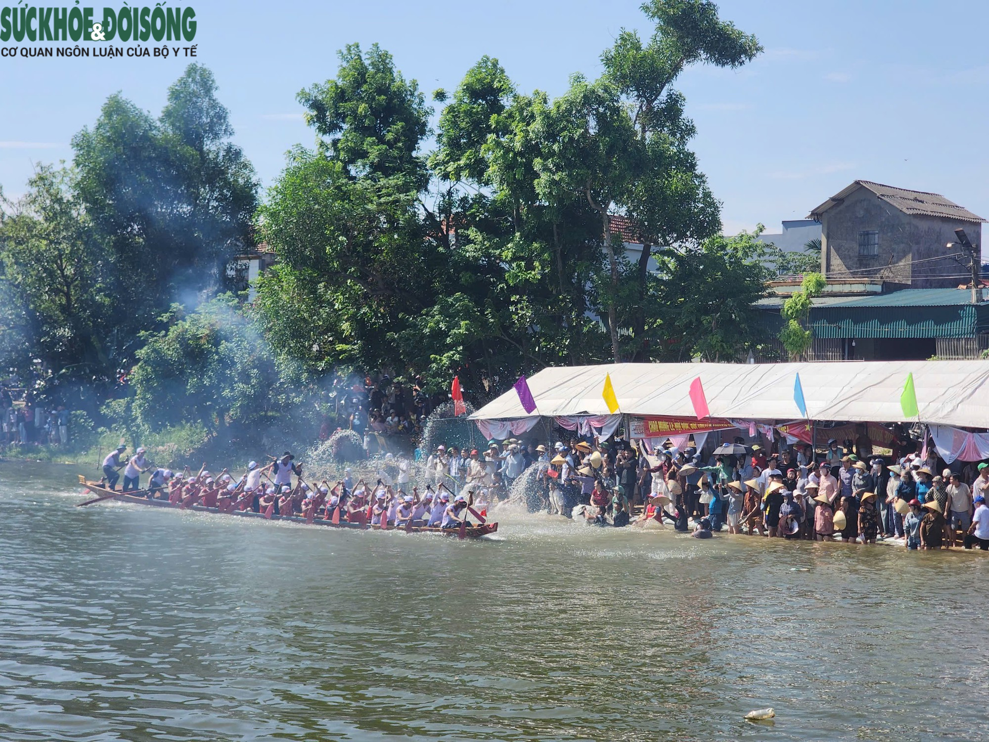 Các đội thuyền bơi tranh tài Các đội tham gia lễ hội
