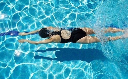 Bơi lội và sức khỏe tim mạch: cách tập để bảo vệ trái tim