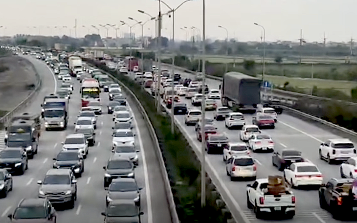 Cảnh báo ùn tắc giao thông tại Hà Nội sau kỳ nghỉ lễ - Ảnh 1.