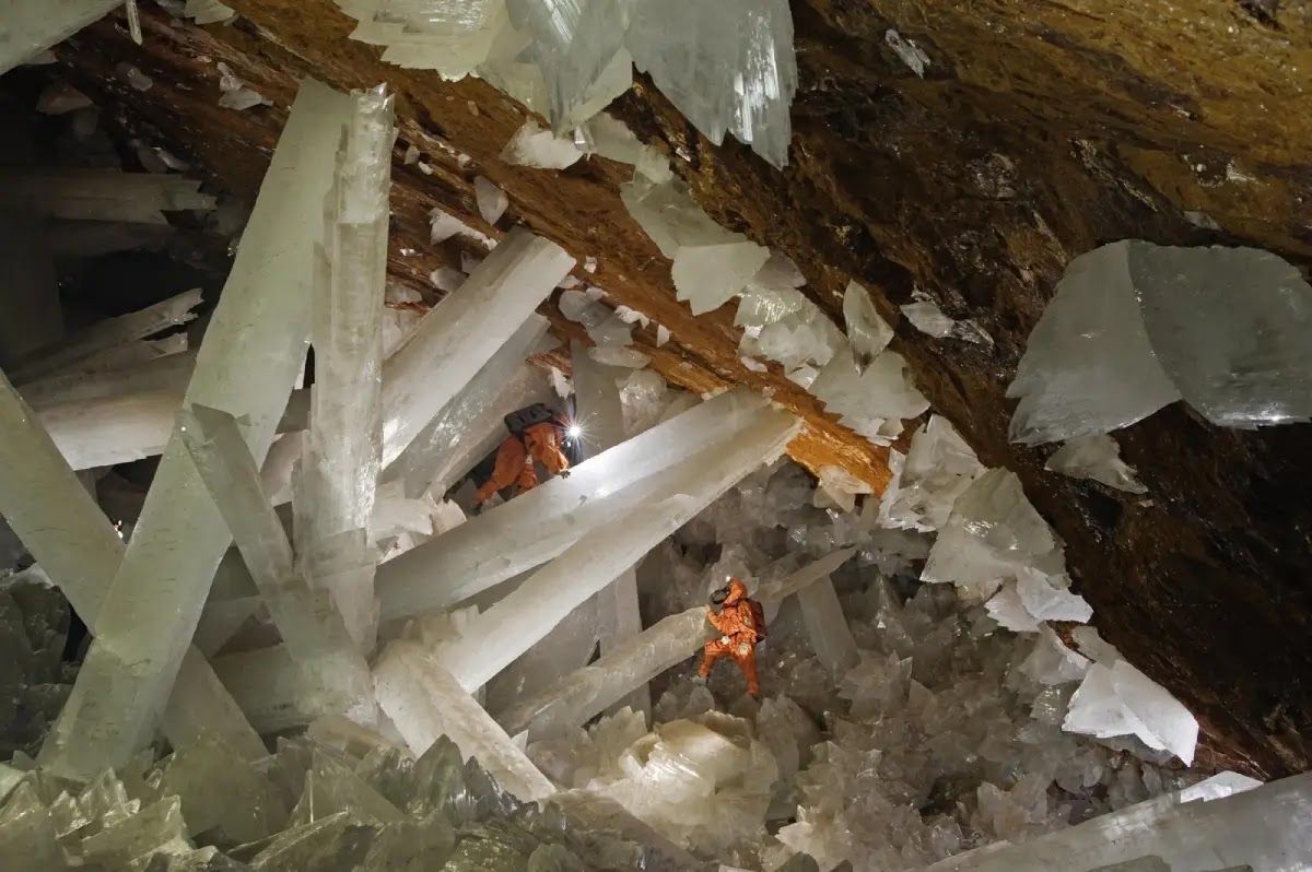 cave-of-crystals-giant-crystal-cave-1-1788523455403961422387 Bí ẩn 'kỳ quan' tinh thể khổng lồ nằm sâu 300 mét dưới lòng đất nước Mexico- Ảnh 3.