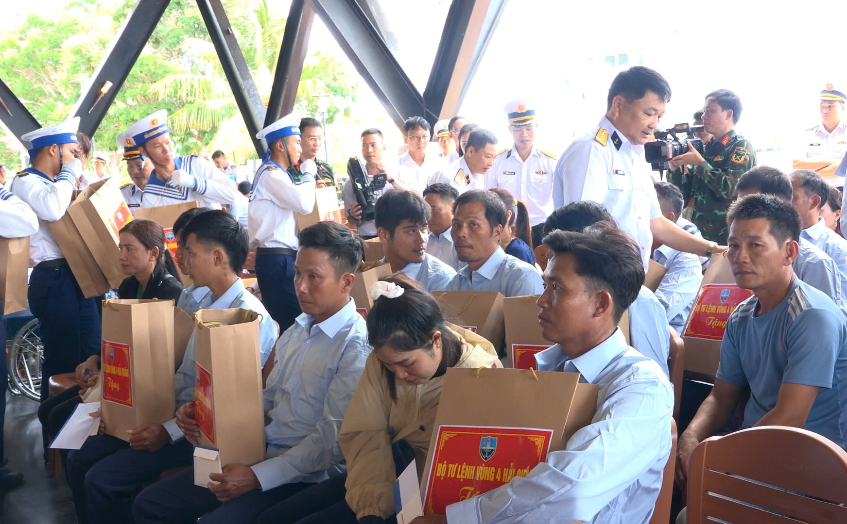dan-a-17884256596141428274949 32 ngư dân gặp nạn trên biển đã về đến đất liền, sum họp cùng người thân- Ảnh 1.