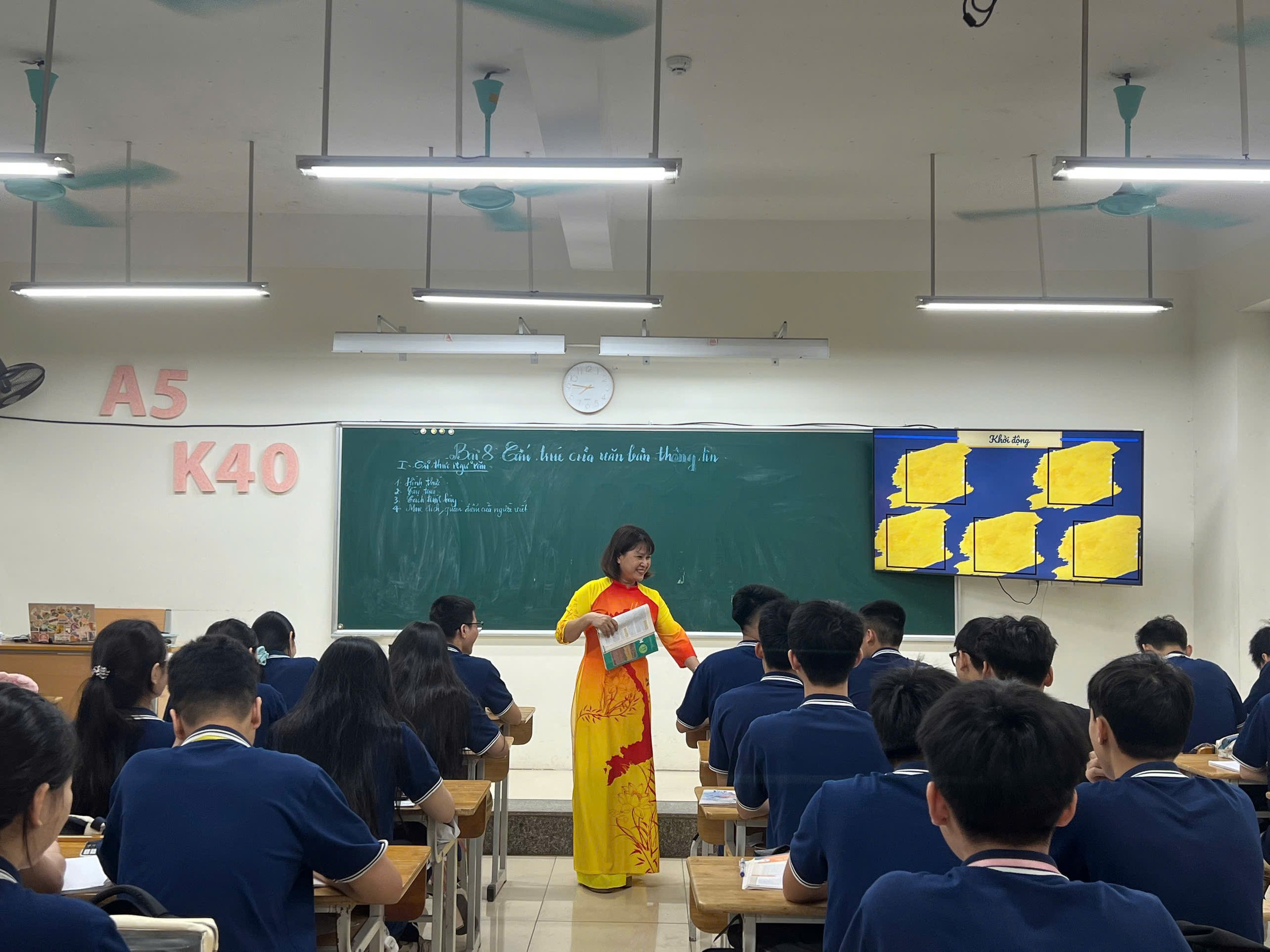 giao-vien-giam-tiet-day-1788618998990212057548 Sau sáp nhập trường học, định mức tiết dạy của giáo viên được tính thế nào?- Ảnh 1.