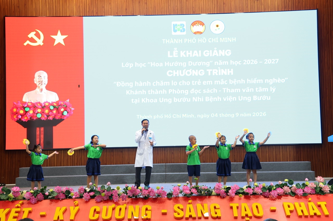 Hát cùng bệnh nhi, bác sĩ nhớ mùa khai giảng tuổi thơ- Ảnh 1.