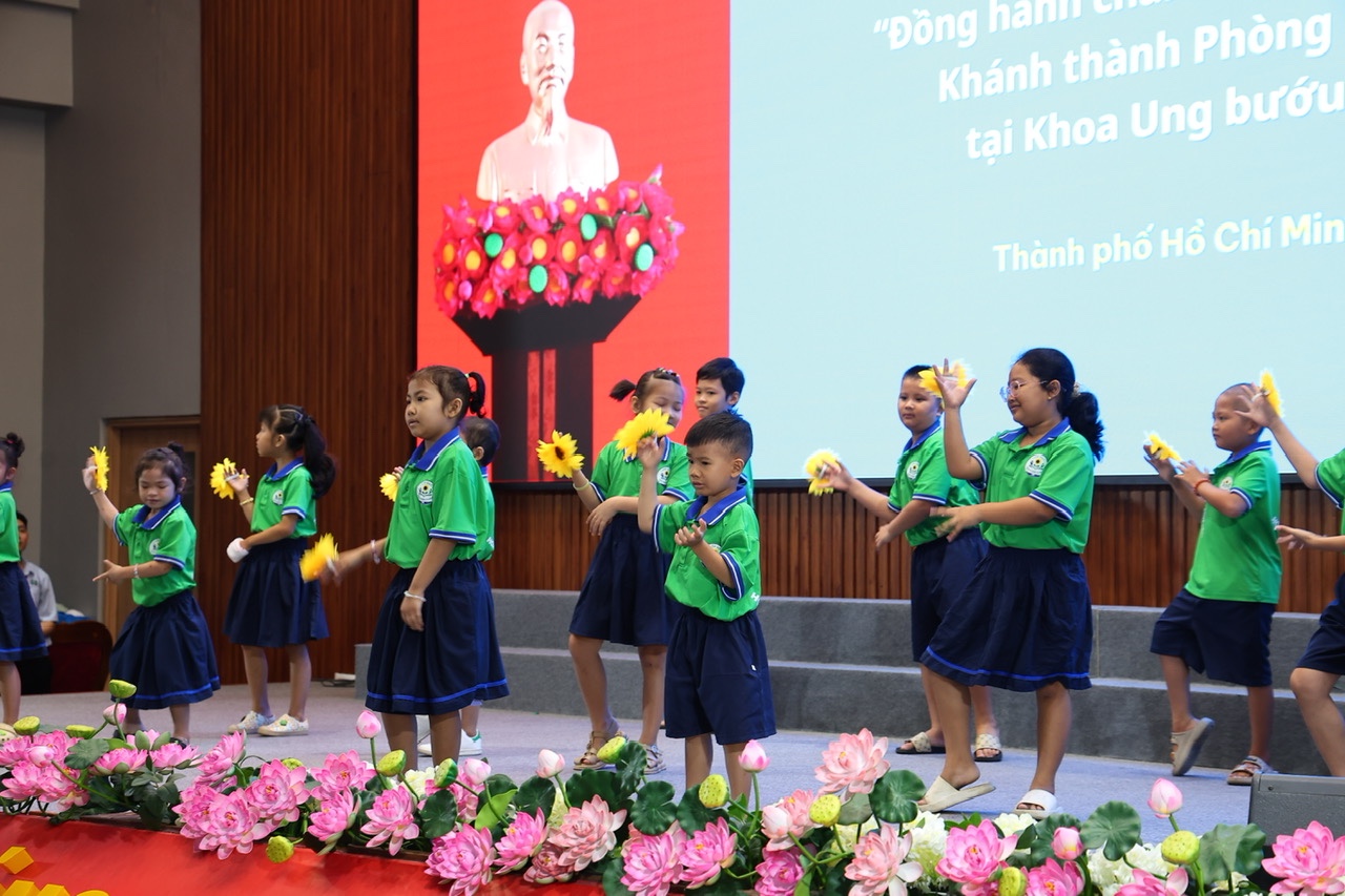 Hát cùng bệnh nhi, bác sĩ nhớ mùa khai giảng tuổi thơ- Ảnh 2.