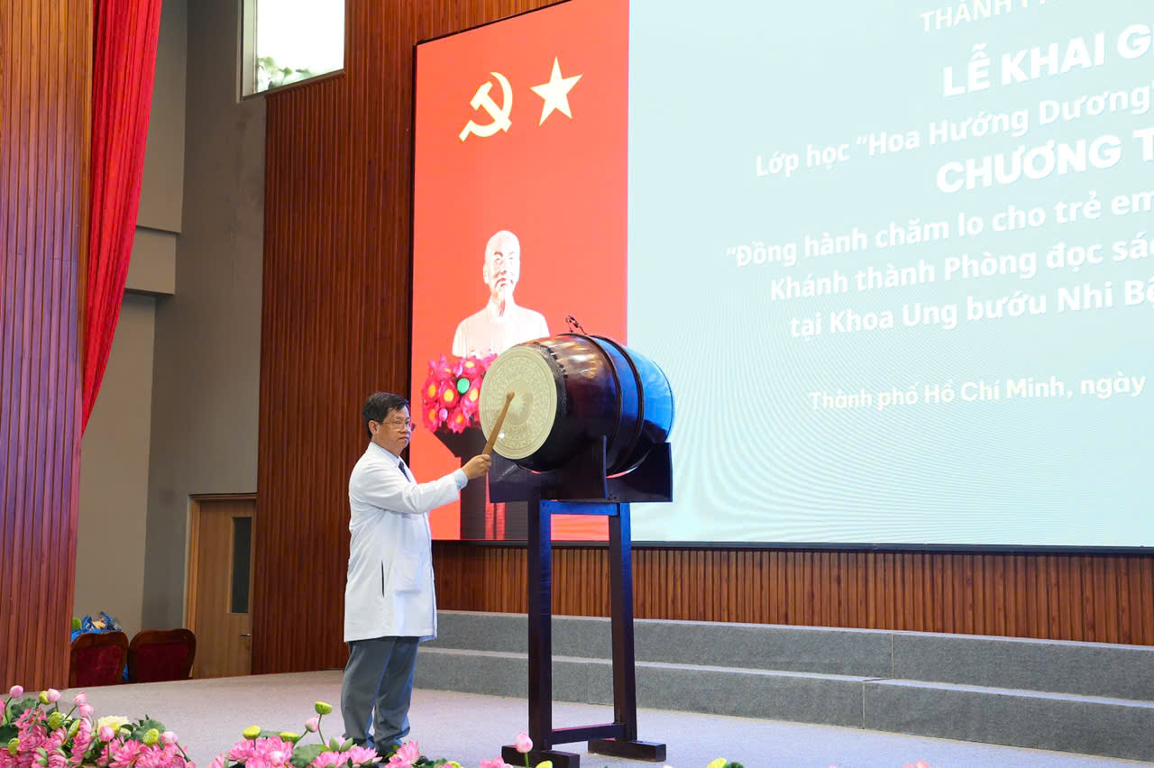 hinh-khai-giang-3-1788536156326210920998 Những 'bông hoa hướng dương' trong lễ khai giảng đặc biệt ở bệnh viện ung bướu- Ảnh 2.