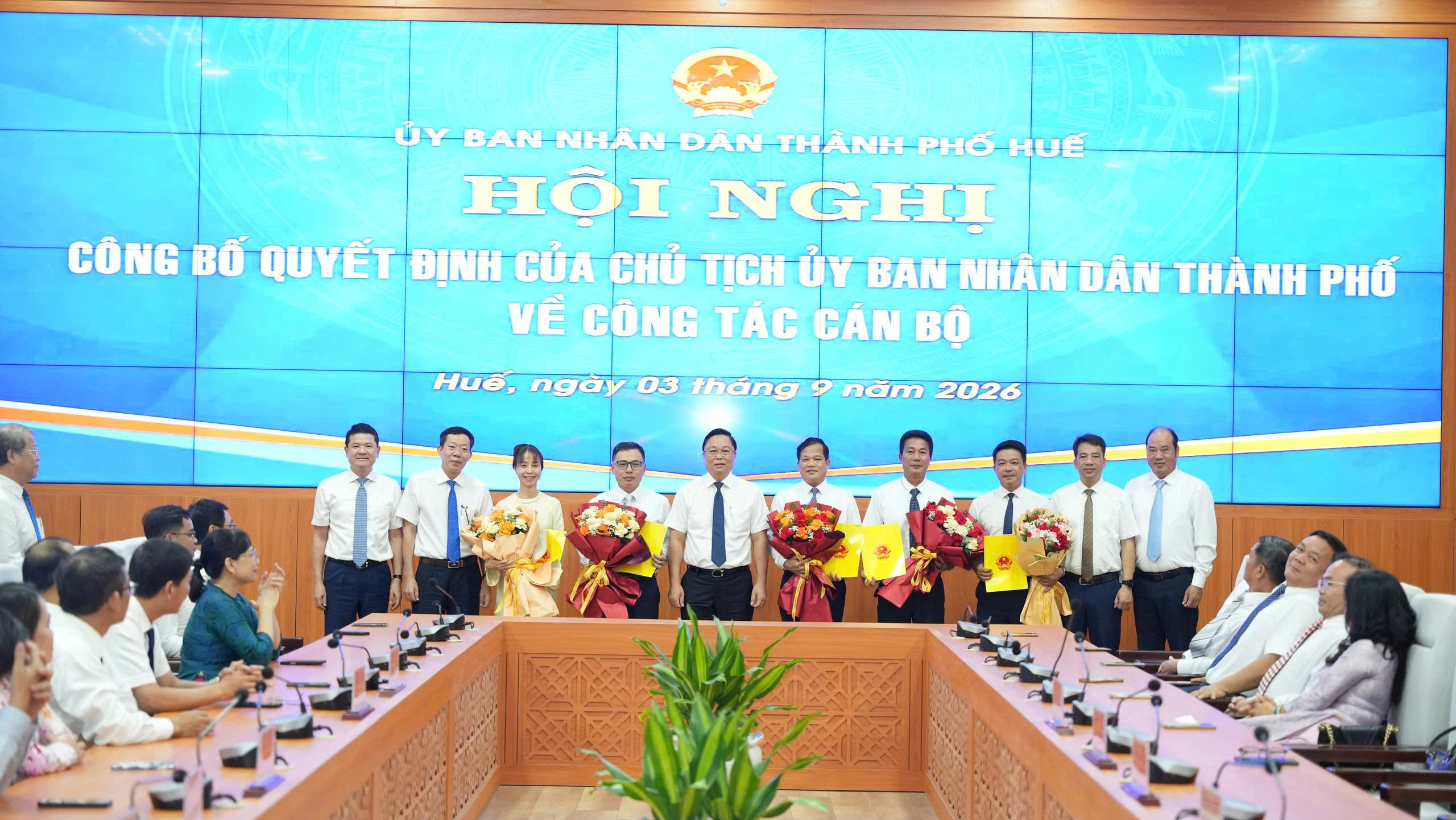 hue-cong-bo-quyet-dinh-dieu-dong-bo-nhiem-can-bo-17884007312481484574413 Huế công bố quyết định điều động, bổ nhiệm cán bộ - Ảnh 2.
