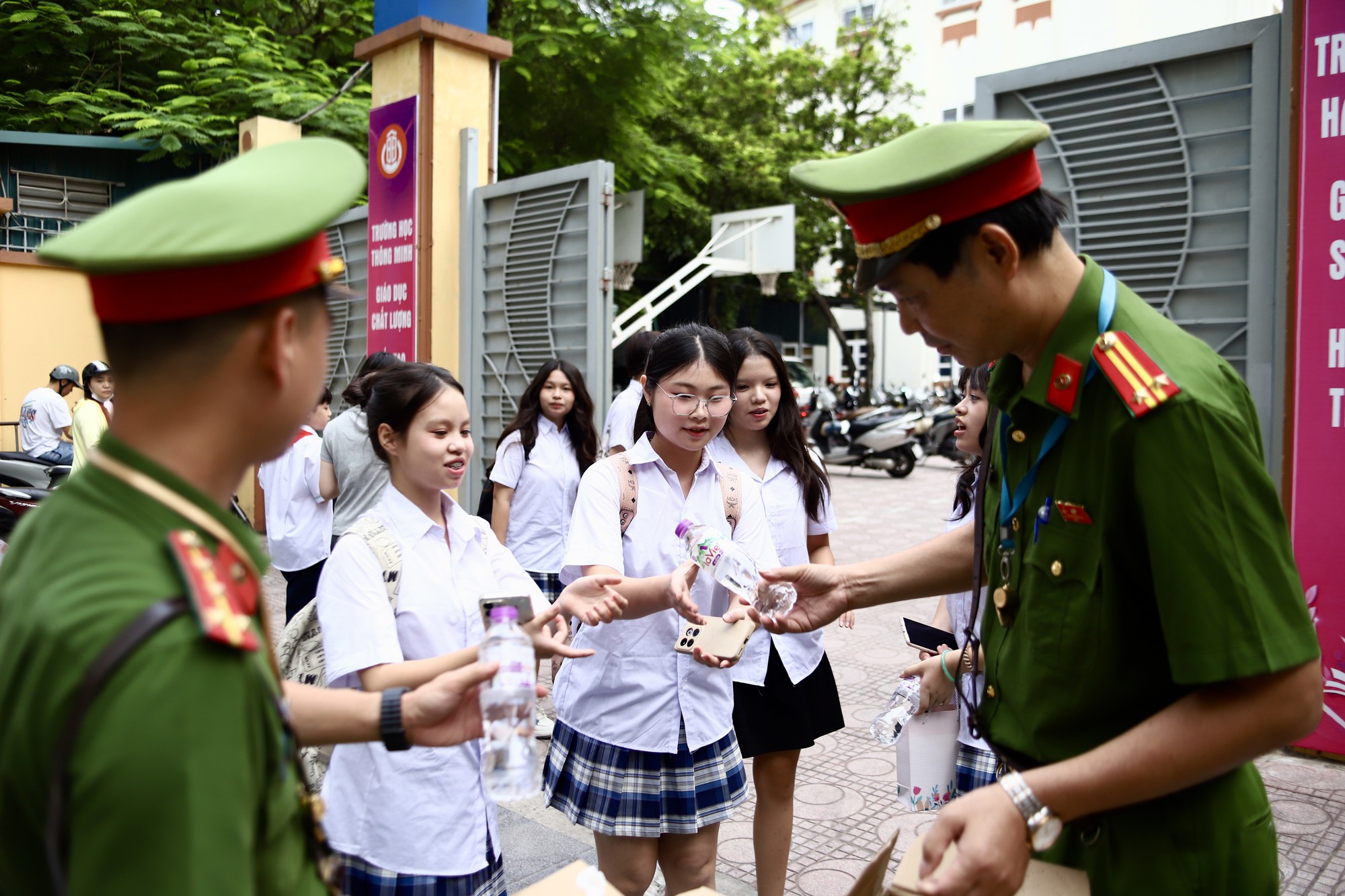 img6259-1788570191703858955256 Hà Nội bảo đảm trật tự an toàn giao thông trong ngày khai giảng năm học mới- Ảnh 4.