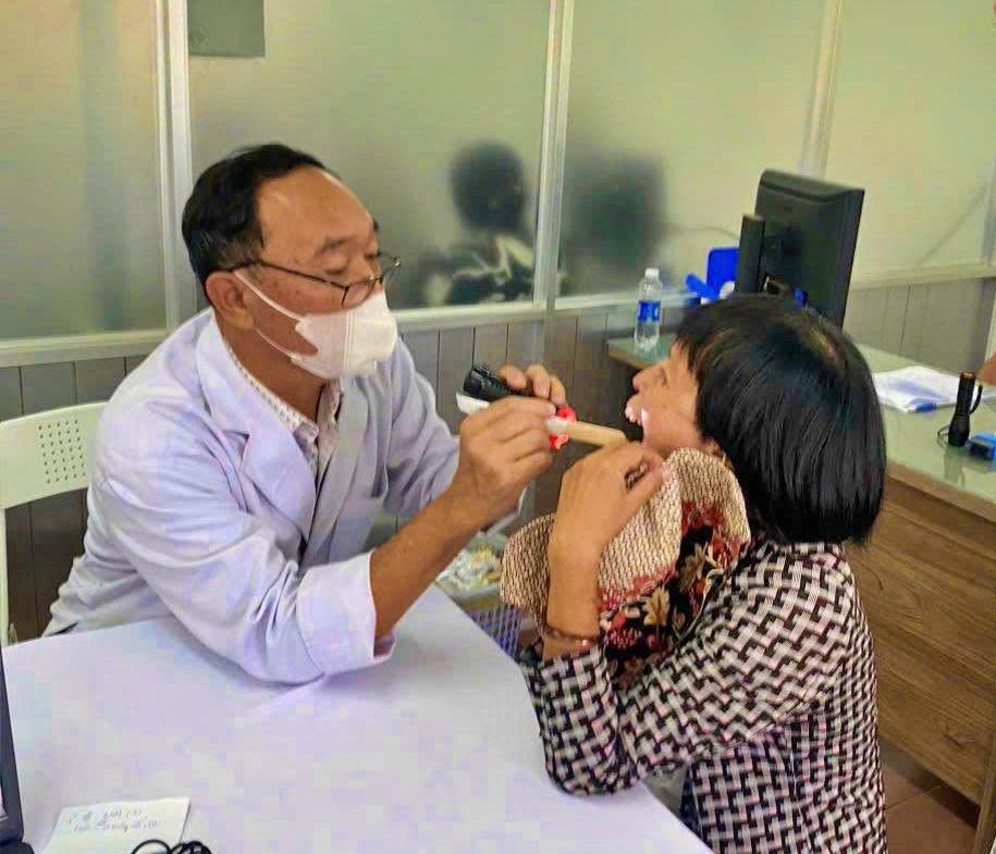 kham-2-17885133226051763280172 Tăng tốc khám sức khỏe miễn phí cho người dân ở Buôn Ma Thuột- Ảnh 2.
