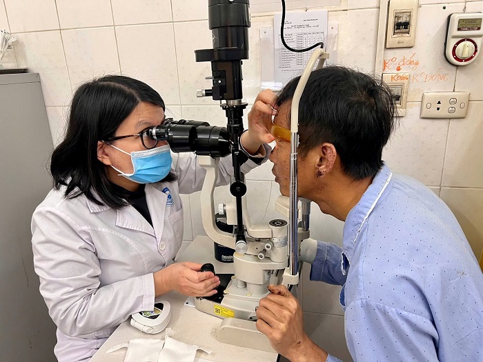 kham-mat-1788564890095503008035 Tại sao người cao tuổi dễ bị khô mắt và cách khắc phục- Ảnh 1.