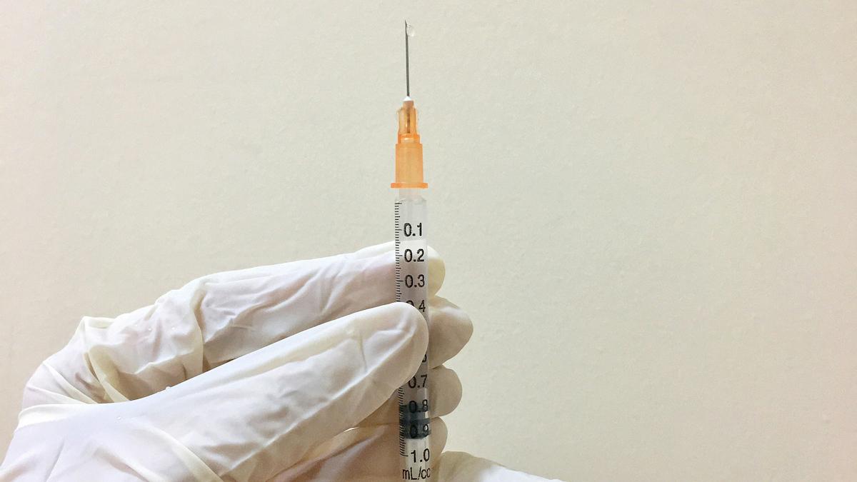 kristine-wook-vaccine-unsplash-1200x675-1788330209023502340199 GSK sắp thử nghiệm giai đoạn cuối vaccine cúm mRNA có khả năng bảo vệ kép- Ảnh 1.