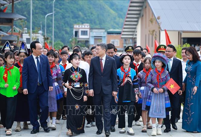 lao-cai3-5926-1788571106476-178857110704166632080 Thủ tướng dự Lễ khai giảng năm học mới tại Trường Phổ thông nội trú liên cấp Mường Khương (Lào Cai)- Ảnh 1.
