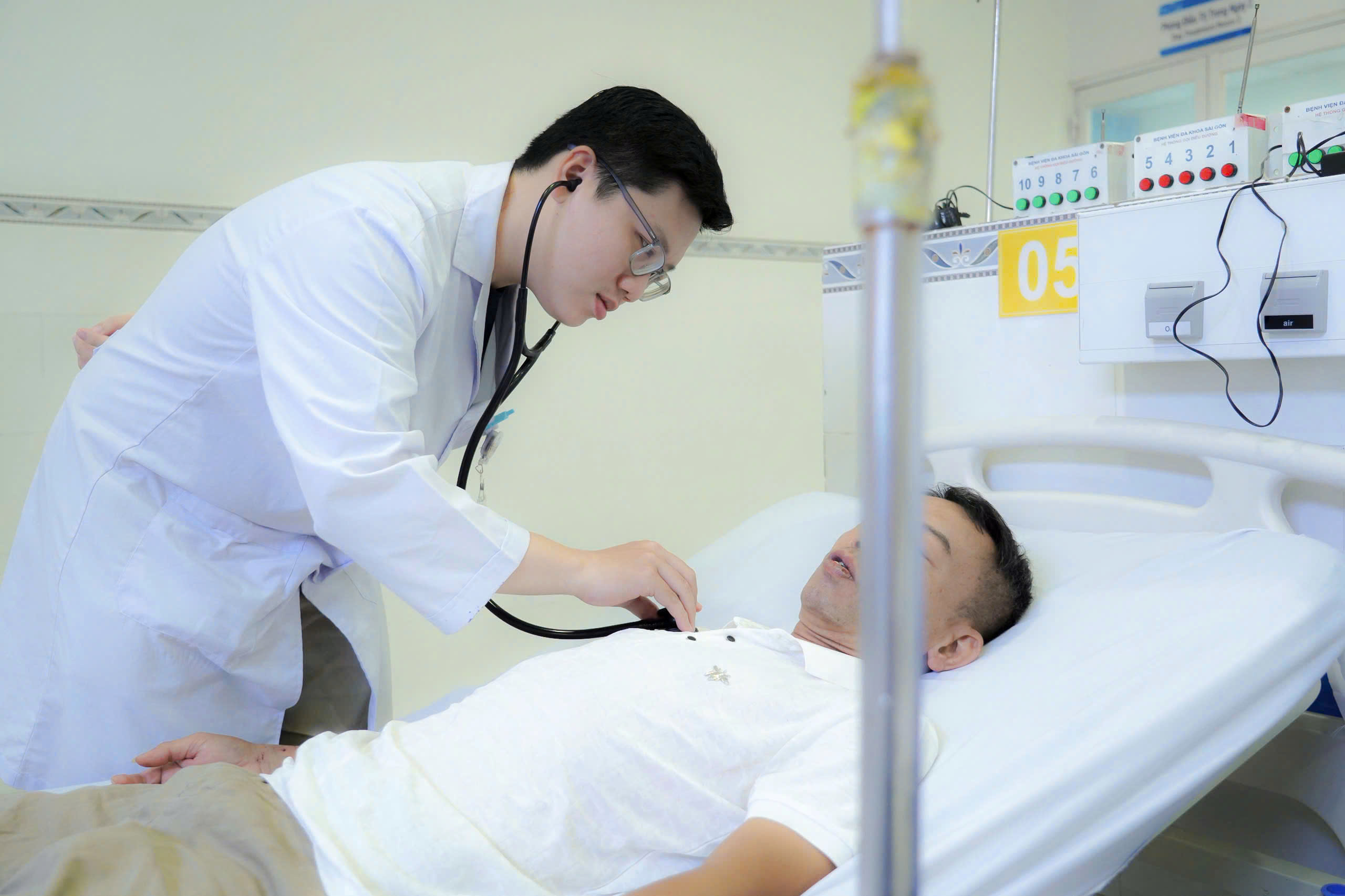 Hồi sức tim phổi kéo dài cứu sống người ngưng tim khi đang ăn