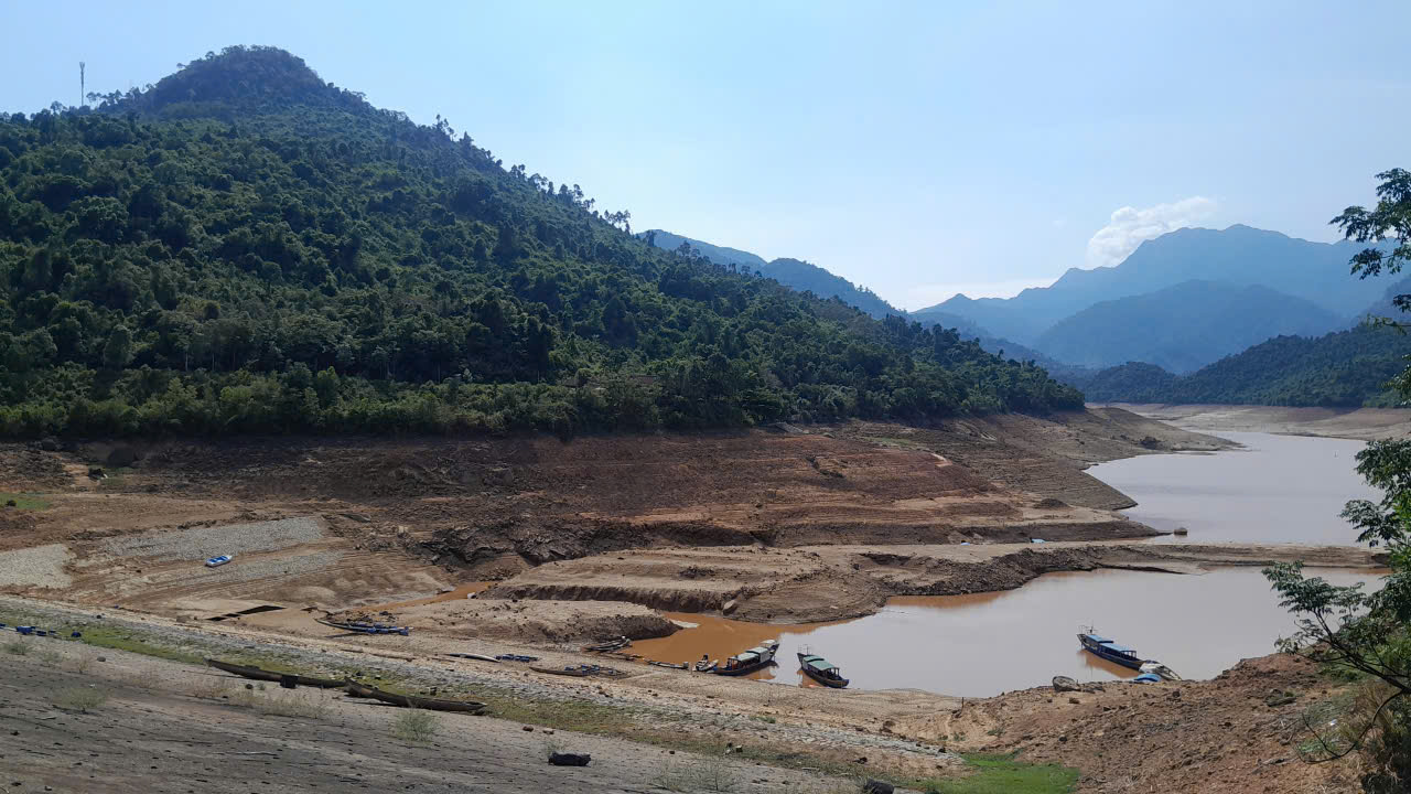 Nguyên nhân hồ Truồi cạn nước, lộ đáy quanh Thiền viện Trúc Lâm Bạch Mã- Ảnh 1.