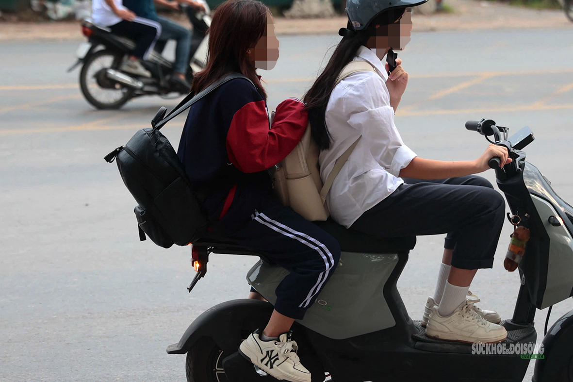 phu-huynh-can-lam-guong-de-con-an-toan-tren-duong-den-truong-3-17885107765602064505282 Phụ huynh cần làm gương để con an toàn trên đường đến trường- Ảnh 6.
