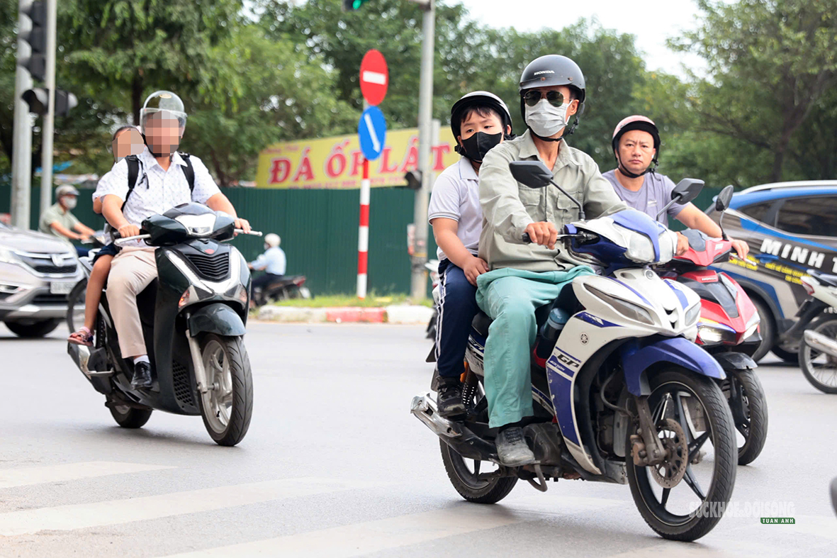 phu-huynh-can-lam-guong-de-con-an-toan-tren-duong-den-truong-9-17885105087562144398621 Phụ huynh cần làm gương để con an toàn trên đường đến trường- Ảnh 2.