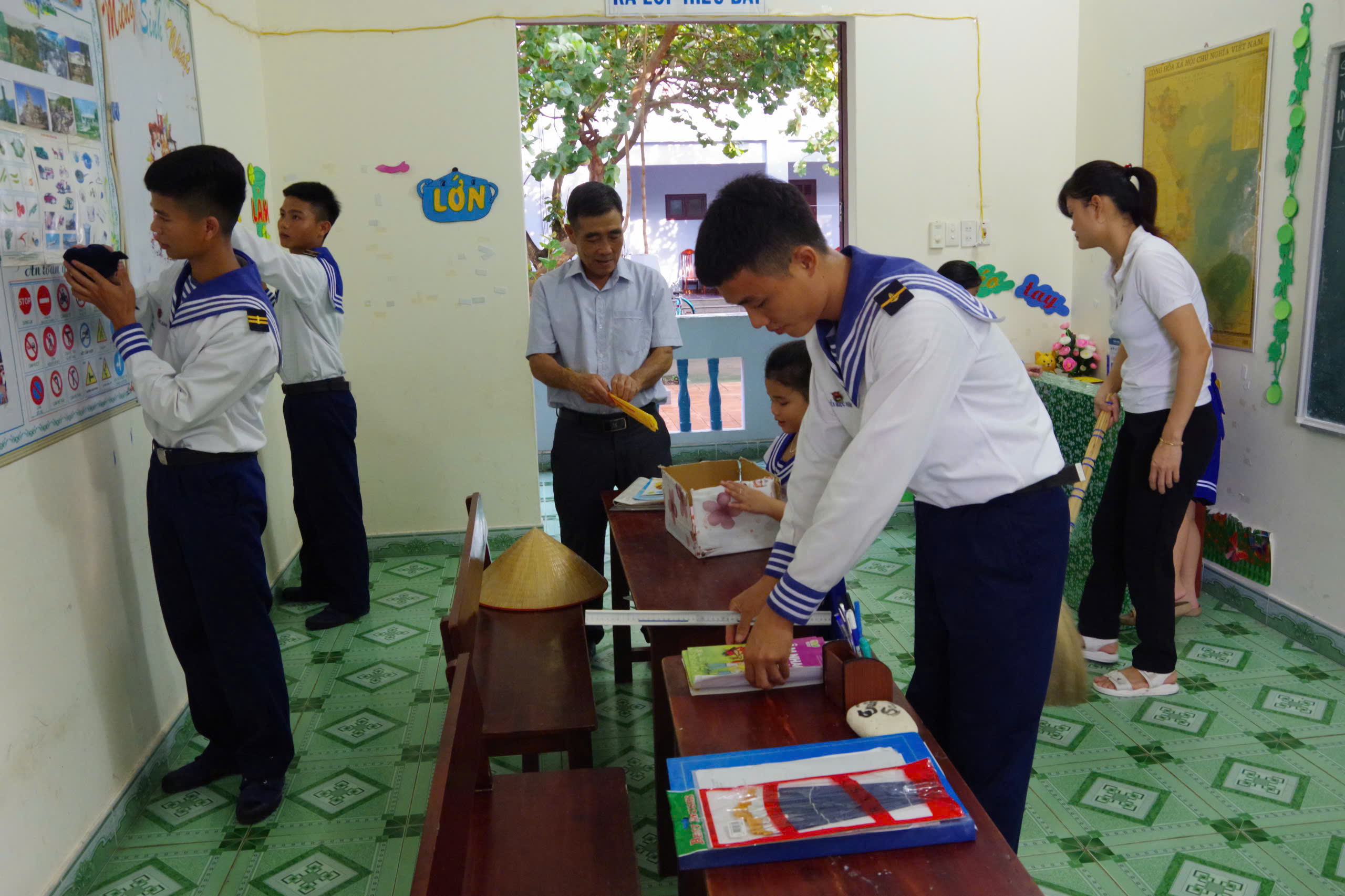 sa-1-17884102633181644438145 Giữa trùng khơi, Trường Sa rộn ràng trước giờ khai giảng- Ảnh 1.