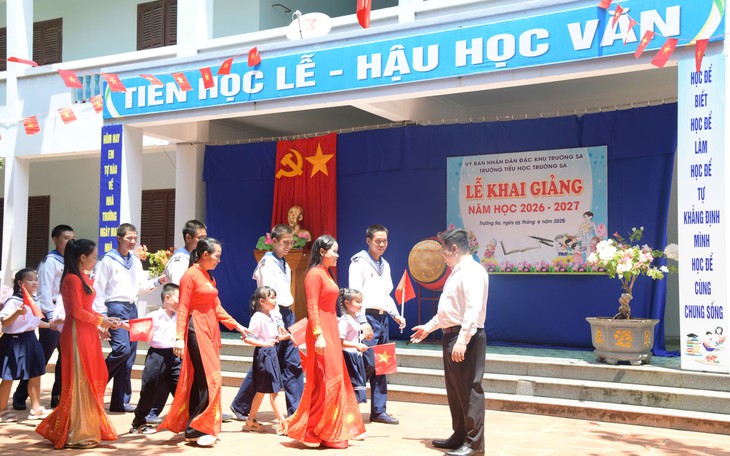 Rộn ràng ngày khai giảng của gần 372.000 học sinh Quảng Ninh - Ảnh 8.