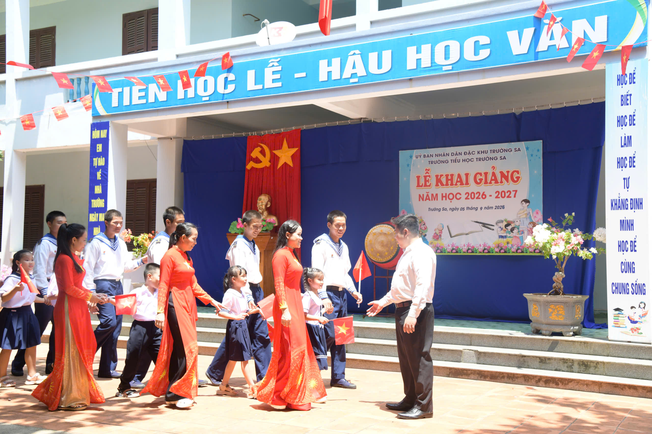 sa-3-1788574986360774650388 Rộn ràng khai giảng năm học mới ở Trường Sa- Ảnh 4.