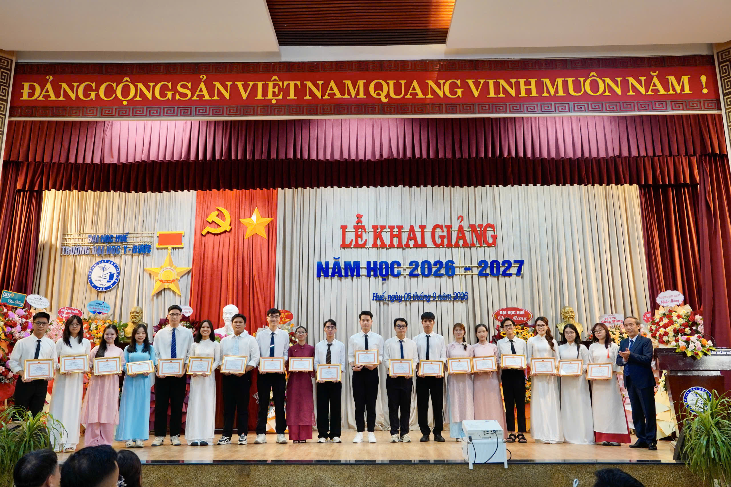 sinh-vien-y-hue-buoc-vao-chang-duong-moi-3-17885843505761021721026 Sinh viên y Huế bước vào chặng đường mới cùng lời nhắn về trách nhiệm thầy thuốc- Ảnh 2.