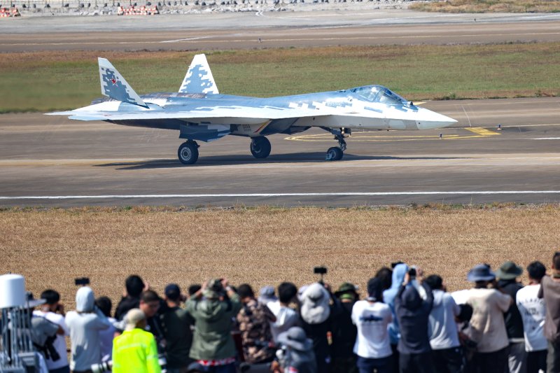 Su-57E và đội UAV tàng hình: khi tiêm kích mang theo ‘đàn’ robot bay