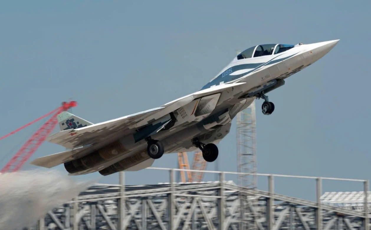 tiem-kich-su-57-hai-cho-ngoi-1788218581547204643013 Nga hé lộ vai trò của tiêm kích Su-57D hai chỗ ngồi- Ảnh 1.